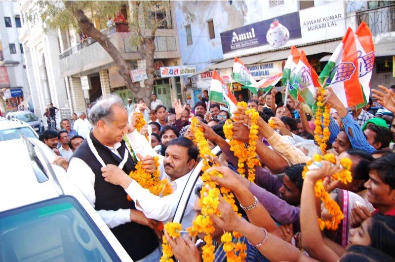माउंट आबू आये गहलोत का आबूरोड पहुंचने पर हुआ स्वागत