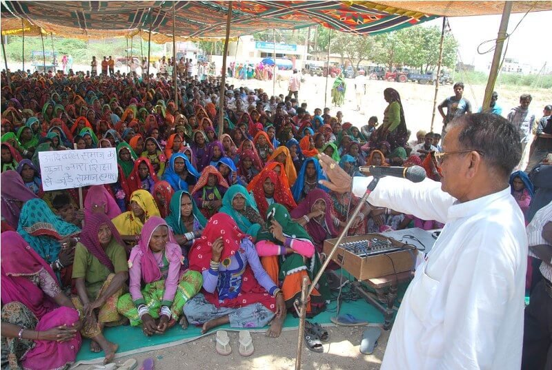 आदिवासी महिलाओ ने किया थाने का घेराव - शराब बंदी के साथ झूठे मुकदमे वापस लेने की मांग