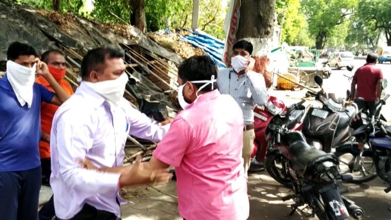 आधी रात को नगरपालिका ने गरीबो की रोजी पर चलाया अतिक्रमण का पंजा