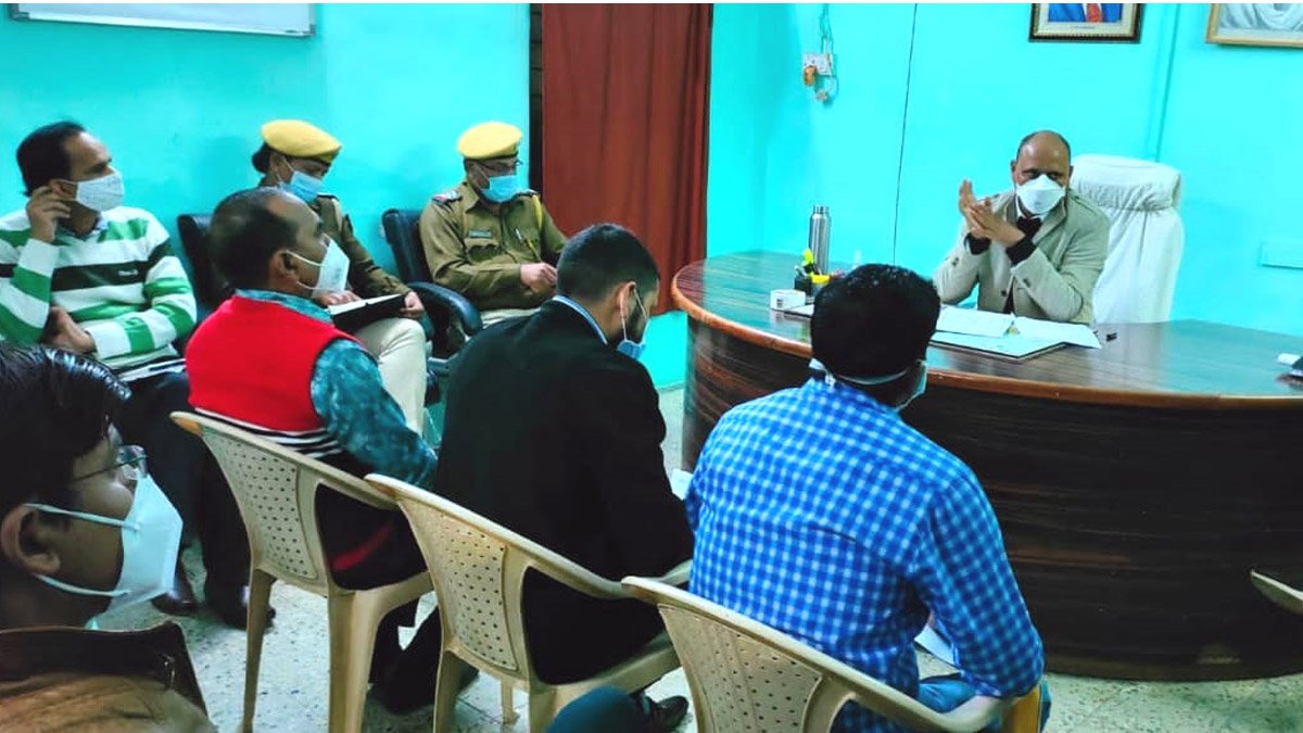 एस.डी.एम अरविन्द शर्मा द्वारा बढ़ते कोरोना को लेकर ब्लॉक स्तरीय अधिकारियो की बैठक