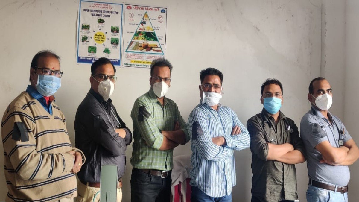 चिकित्सको ने काली पट्टी बांध किया केंद्र सरकार के आदेश का विरोध