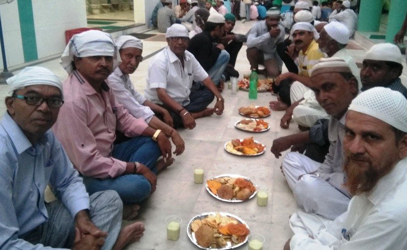 रेलवे पेशेन्जर एशोसियोशन ने करवाया रोजा इफतार: आबूरोड