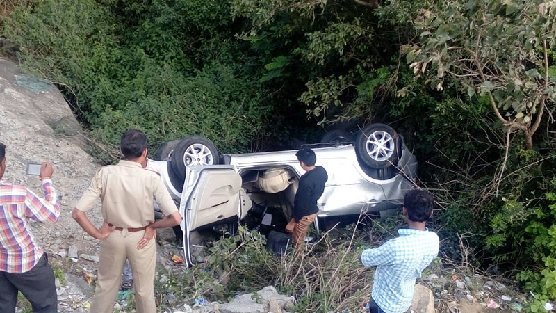 गुरु शिखर से वापसी के समय में एक कार टक्कर से खाई में जा गिरी