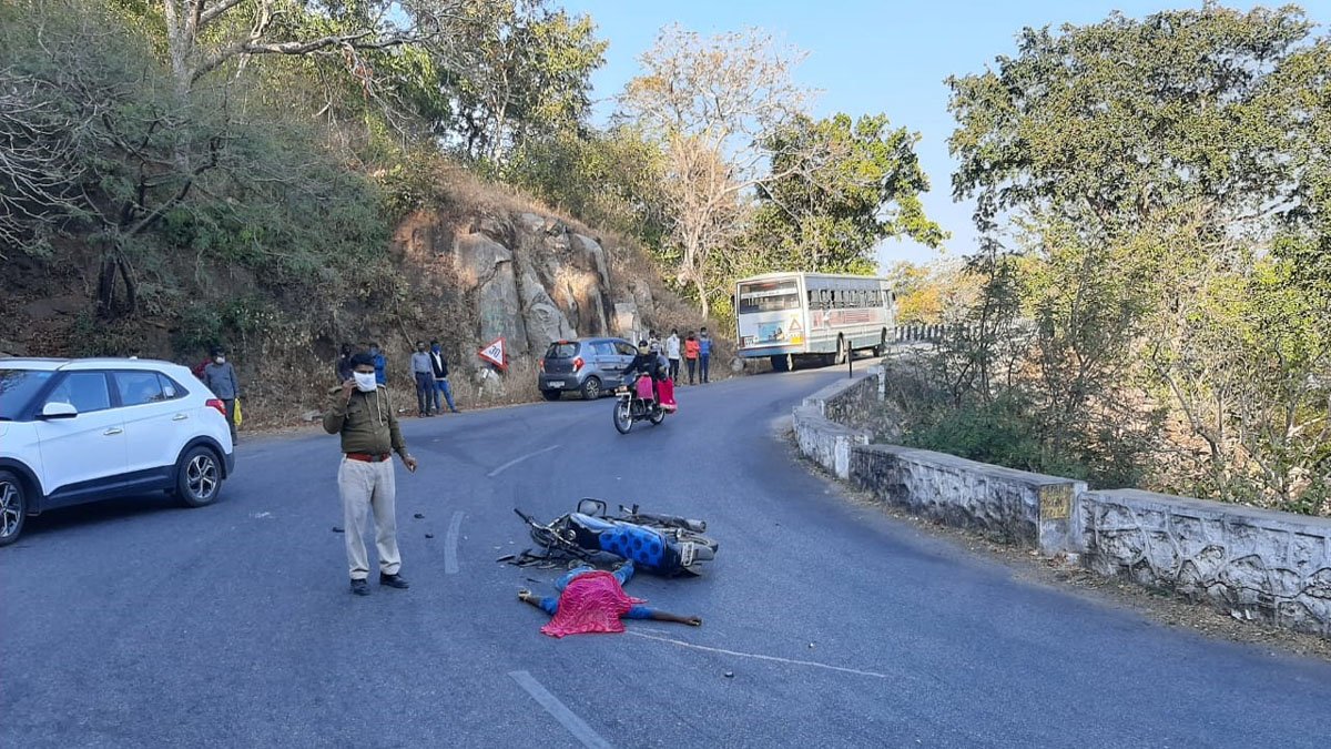 माउंट आबू मार्ग पर बाइक सवार का गुजरात रोडवेज बस हुआ एक्सीडेंट