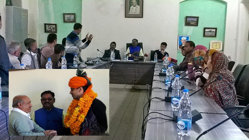 माउंट आबू उपखण्ड अधिकारी अरविन्द पोसवाल का साफा एवं फूल माला से स्वागत