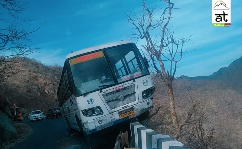 नयी बनि दीवार के चलते बस खाई में गिरने से बची: माउंट आबू