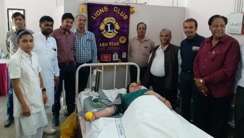 लायंस क्लब आबूरोड एवं "उत्तर पश्चिम रेलवे मजदूर संघ" द्वारा 160 यूनिट रक्त प्राप्त