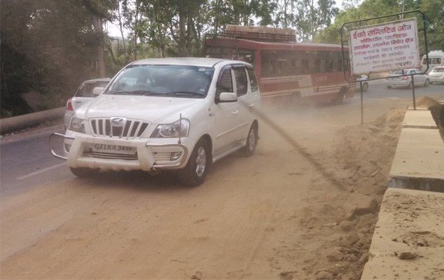 क्षतिग्रस्त सड़क से हो रहा धुल प्रदुषण, पर्यटक को हो रही परेशानी