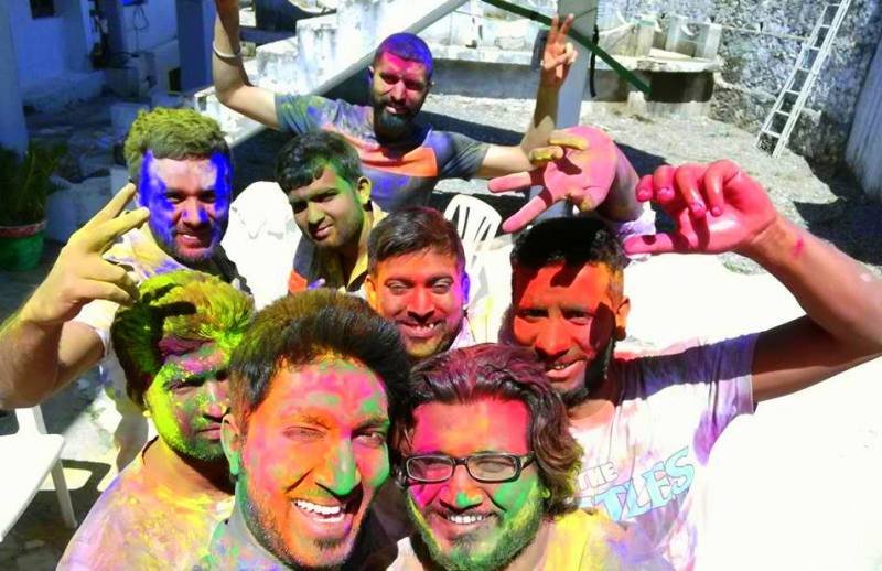 खाखी पर चढ़ा होली का रंग, न.पा अध्यक्ष सुरेश थिंगर ने भी आबू वासियों के साथ खेली होली [देख विडियो]