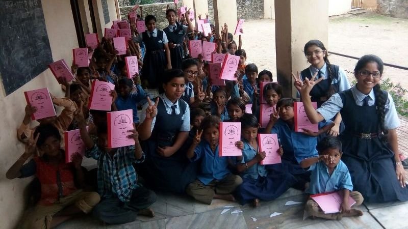 इन्ट्रेक्ट क्लब ऑफ सेंट जॉन्स स्कूल के छात्रों ने किया उत्तर पुस्तिकाओं का वितरण