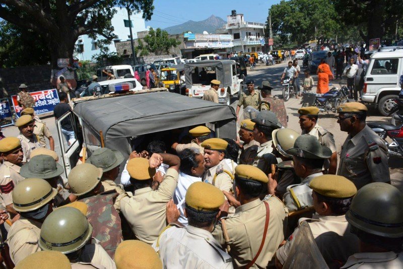 ज्ञापन देने आये कांग्रेसीयो पर पुलिस ने लाठी चार्ज कर किया गिरफ्तार
