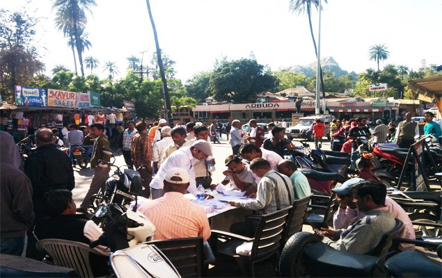 माउंट आबू बढ़ चढ़ कर मतदान में हिस्सा ले रहे है आबू वासी, क्या आपने वोट दिया ?
