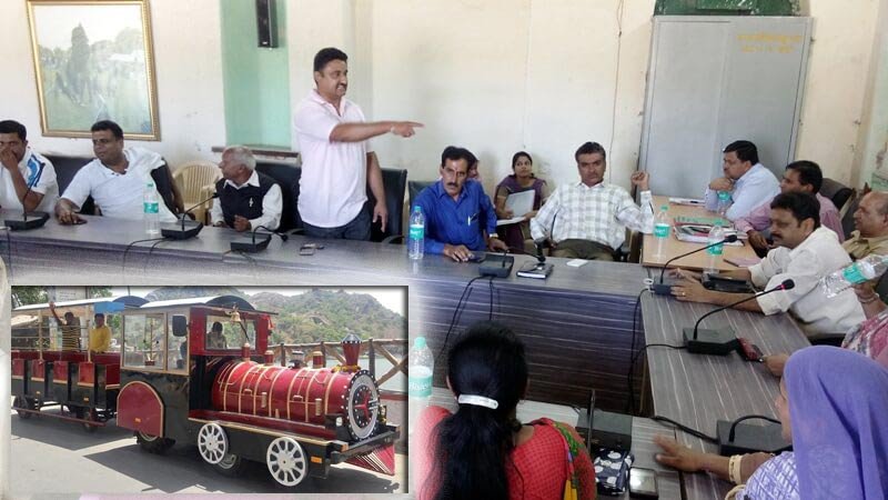 रोकी जाए नक्की की टॉय ट्रेन, दिए जाएं पट्टे | अवैध निर्माण के लिए बेची जा रही निर्माण सामग्री पर भी हुआ जमकर हंगामा