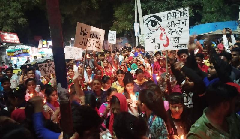 एक बार फिर इन्साफ की गुंहार करते  मोमबती से बहे आंसू