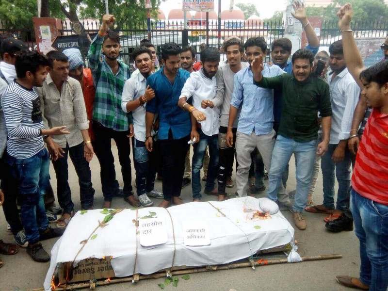 आक्रोश के साथ निकली विरोध की शव यात्रा: आबूरोड़