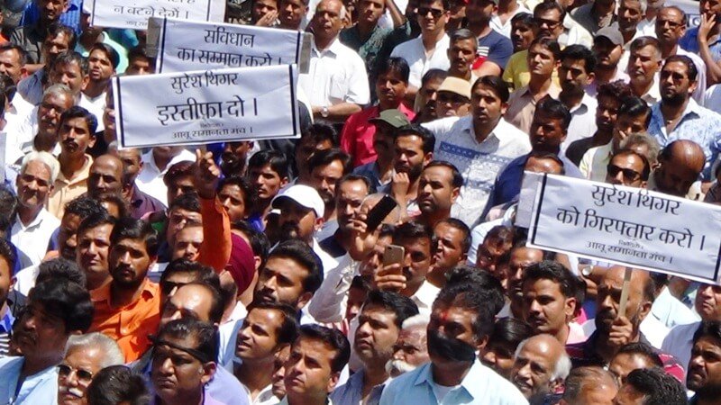 सुरेश थिंगर के इस्तीफे की मांग को लेकर माउंट आबू बंद, व्यापार संग ने  निकाला मौन जुलुस व सौपा ज्ञापन
