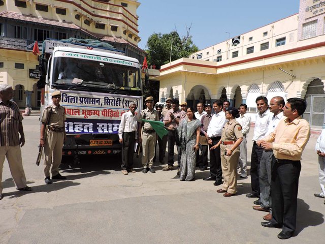 जिला प्रशासन की ओर से नेपाल भूकम्प पीडि़तों के लिए राहत सामग्री रवाना की गई