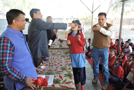 अतिरिक्त जिला कलक्टर ने बच्चों को कृमि नाशक गोली देकर 5 दिवसीय राष्ट्रीय कृमि नियंत्रण दिवस की शुरूआत की