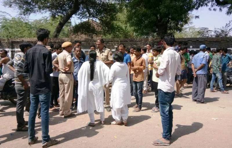 फांसी लटका छात्र, फंदा बना प्रधानाचार्य, सुसाईड नोट में  छात्र का आरोप
