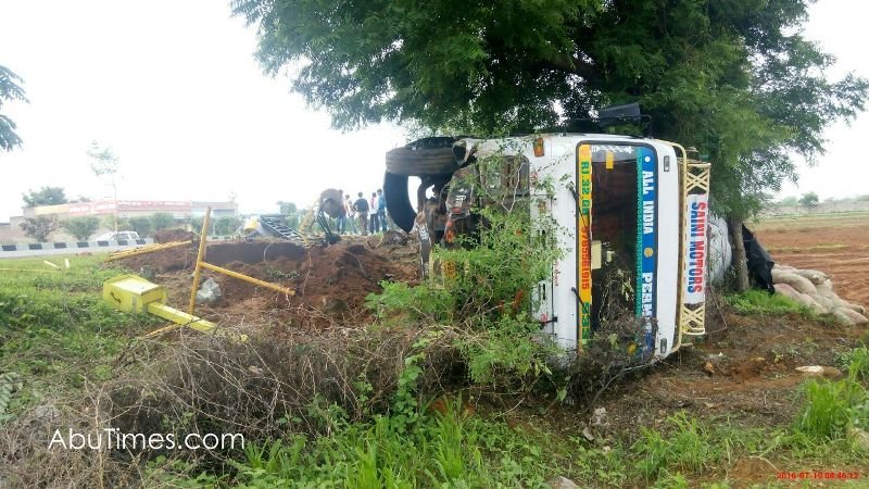 सुबह की पहली किरण पर पलटा ट्रक, कोई हताहत नहीं