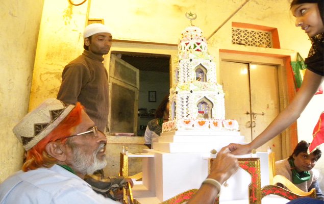 माउण्ट आबू में मन्नत के रूप में बनाया जाने वाला केक का ताजियां