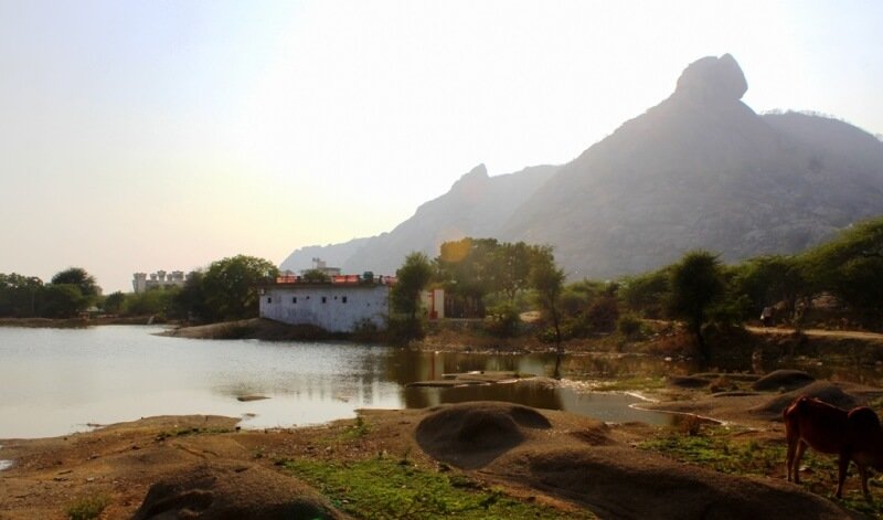 तल्हेटी पर स्थित यह तालाब बन सकता है आबूरोड़ की पहचान