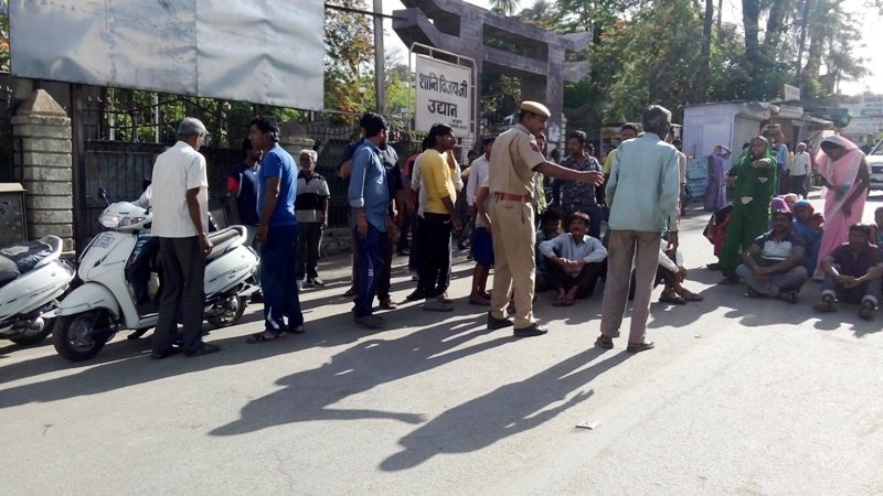 फुटपाथ व्यावसायियों का सड़क पर फूटा आक्रोश