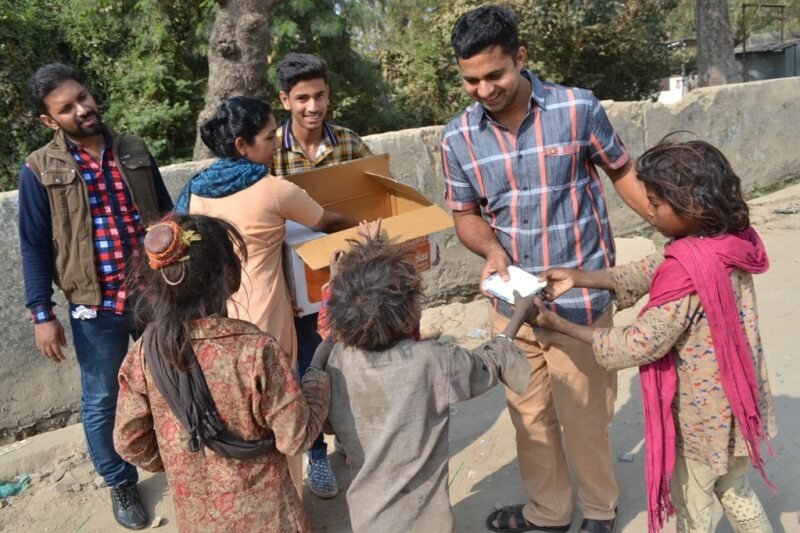 फादर साईमन, सेंट एन्सेल्म्स स्कूल, आबुरोड द्वारा गरिबों का विश्व दिवस मनाया गया