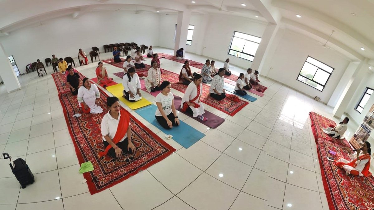 विश्व योगा दिवस के उपलक्ष में आबू सेंट्रल में संगीता अग्रवाल ने सिखाये योग आसन